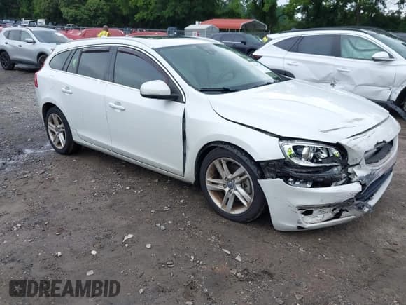 ✅ 2015 Volvo V60 T5 Drive-E Premier • VIN: YV140MEB8F1188282 • Lot: 42507317. Wystawiony na IAAI z przebiegiem 130 000 mil. Bezpłatny archiwum sprzedaży aukcyjnych z USA i szczegółowy raport historii pojazdu na DreamBid. Zdjęcie 1.