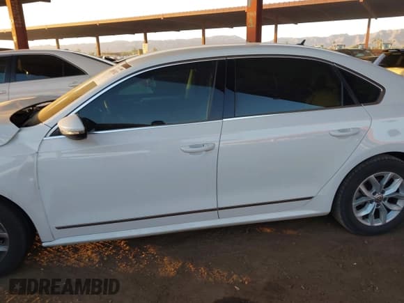 ✅ 2017 Volkswagen Passat S • VIN: 1VWAT7A33HC019579 • Lot: 42889382. Wystawiony na IAAI z przebiegiem 55 544 mil. Bezpłatny archiwum sprzedaży aukcyjnych z USA i szczegółowy raport historii pojazdu na DreamBid. Zdjęcie 14.