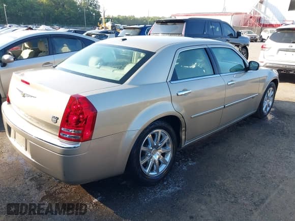 ✅ 2009 Chrysler 300 C Hemi • VIN: 2C3KA63TX9H599968 • Lot: 42819510. Wystawiony na IAAI z przebiegiem 23 101 mil. Bezpłatny archiwum sprzedaży aukcyjnych z USA i szczegółowy raport historii pojazdu na DreamBid. Zdjęcie 4.