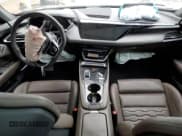 ✅ 2024 Audi e-tron GT Premium Plus • VIN: WAUCJBFW6R7001964 • Lot: 44019705. Wystawiony na Copart z przebiegiem Nie podano. Bezpłatny archiwum sprzedaży aukcyjnych z USA i szczegółowy raport historii pojazdu na DreamBid. Zdjęcie 8.