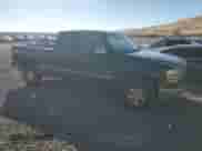 2001 Chevrolet Silverado 1500 LS z VIN 1GCEK19T01E259501, wystawiony jako Copart lot #85784615 z przebiegiem 332 511 mil mil oraz Czysty tytuł • Clean title. Historia ofert i sprzedaży dostępna na DreamBid. Obrazek 4.