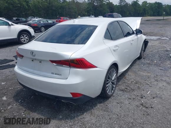 ✅ 2017 Lexus IS 200t • VIN: JTHBA1D25H5053863 • Lot: 42704166. Wystawiony na IAAI z przebiegiem 64 570 mil. Bezpłatny archiwum sprzedaży aukcyjnych z USA i szczegółowy raport historii pojazdu na DreamBid. Zdjęcie 4.