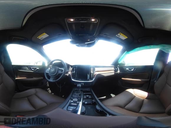 ✅ 2021 Volvo V60 • VIN: YV4102WK3M1074020 • Lot: 42823332. Wystawiony na IAAI z przebiegiem 31 166 mil. Bezpłatny archiwum sprzedaży aukcyjnych z USA i szczegółowy raport historii pojazdu na DreamBid. Zdjęcie 18.