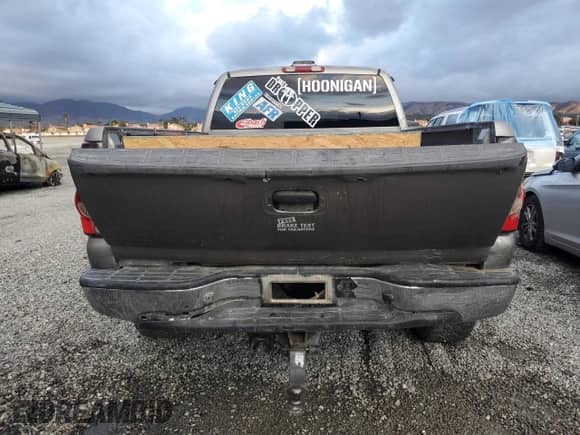 2006 Chevrolet Silverado 1500 LT2 z VIN 2GCEC19Z061306536, wystawiony jako Copart lot #45569345 z przebiegiem 219 158 mil mil oraz Czysty tytuł • Clean title. Historia ofert i sprzedaży dostępna na DreamBid. Obrazek 6.