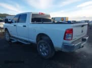 ✅ 2024 Ram 2500 Big Horn • VIN: 3C6UR5DL3RG153481 • Лот: 43425947. Опубликован ранее на IAAI с пробегом 64 512 миль. Бесплатный доступ к архиву аукционных продаж из США и подробный отчёт об истории автомобиля на DreamBid. Изображение 3.
