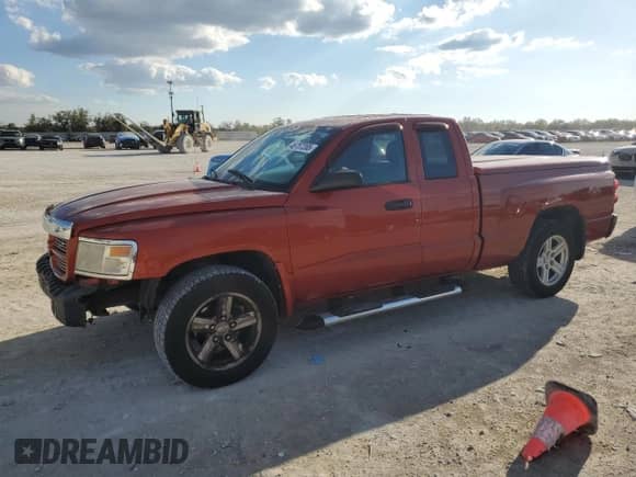 2008 Dodge Dakota z VIN 1D7HW62K78S501945, wystawiony jako Copart lot #46787265 z przebiegiem 148 742 mil mil oraz Szkoda całkowita • Salvage title. Historia ofert i sprzedaży dostępna na DreamBid. Obrazek 1.