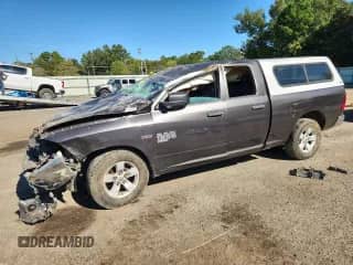 2019 Ram 1500 Tradesman z VIN 1C6RR6FT5KS585609, wystawiony jako Copart lot #86541865 z przebiegiem 98 220 mil mil oraz Szkoda całkowita • Salvage title. Historia ofert i sprzedaży dostępna na DreamBid. Obrazek 1.