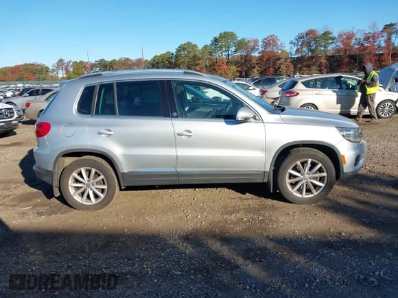 ✅ 2017 Volkswagen Tiguan Wolfsburg Edition • VIN: WVGSV7AX9HK020953 • Lot: 43595885. Listed on IAAI with 127,773 mi. Free auction sales archive from the USA and detailed vehicle history report at DreamBid. Image 13.