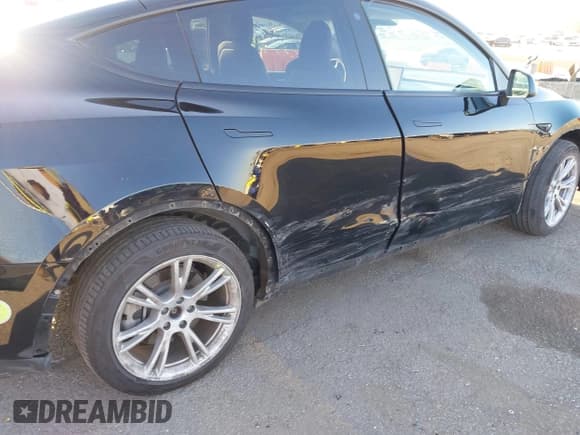 ✅ 2023 Tesla Model Y Long Range • VIN: 7SAYGAEEXPF673871 • Lot: 41980174. Wystawiony na IAAI z przebiegiem 45 870 mil. Bezpłatny archiwum sprzedaży aukcyjnych z USA i szczegółowy raport historii pojazdu na DreamBid. Zdjęcie 6.