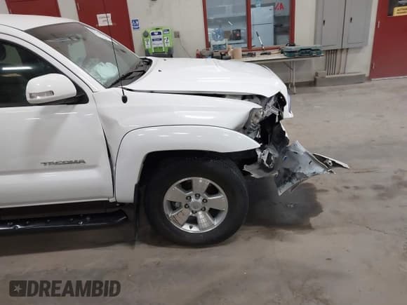 ✅ 2014 Toyota Tacoma • VIN: 3TMLU4EN5EM158285 • Lot: 42583384. Listed on IAAI with 11,353 mi. Free auction sales archive from the USA and detailed vehicle history report at DreamBid. Image 19.