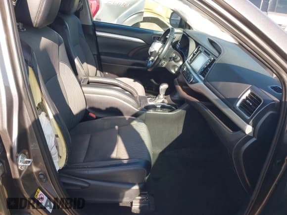 ✅ 2019 Toyota Highlander LE • VIN: 5TDZZRFH3KS296579 • Lot: 42282013. Listed on IAAI with 77,607 mi. Free auction sales archive from the USA and detailed vehicle history report at DreamBid. Image 5.