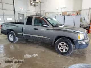 2005 Dodge Dakota SLT z VIN 1D7HE42N95S321895, wystawiony jako Copart lot #64455514 z przebiegiem 116 524 mil mil oraz Czysty tytuł • Clean title. Historia ofert i sprzedaży dostępna na DreamBid. Obrazek 4.