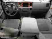 2006 Dodge 3500 SLT z VIN 3D7LX39C16G158087, wystawiony jako Copart lot #53310925 z przebiegiem 172 504 mil mil oraz Czysty tytuł • Clean title. Historia ofert i sprzedaży dostępna na DreamBid. Obrazek 8.