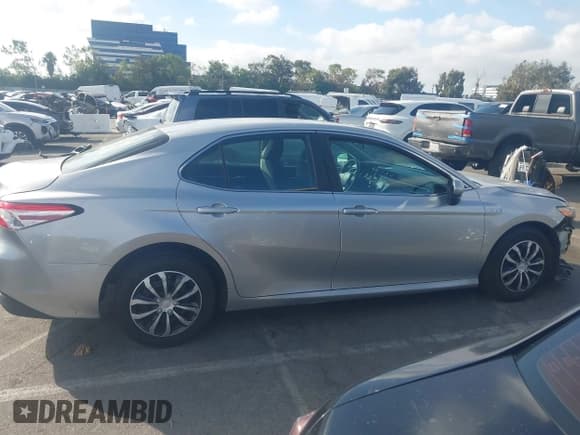 ✅ 2018 Toyota Camry Hybrid LE • VIN: 4T1B31HK8JU500912 • Лот: 43433276. Опубликован ранее на IAAI с пробегом 139 862 миль. Бесплатный доступ к архиву аукционных продаж из США и подробный отчёт об истории автомобиля на DreamBid. Изображение 14.