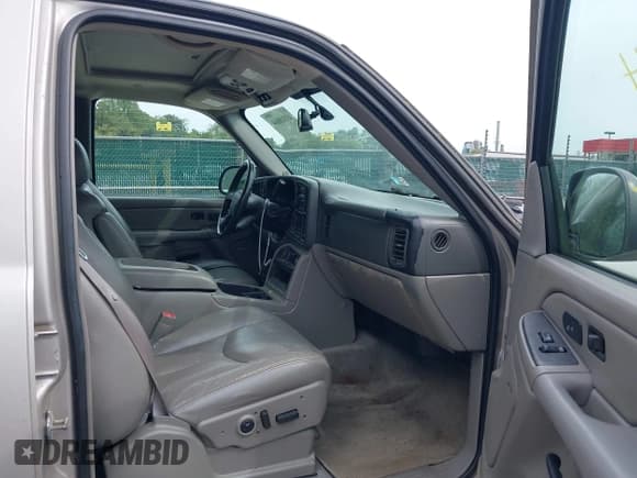 ✅ 2004 Chevrolet Suburban LT • VIN: 1GNFK16Z14J246188 • Lot: 43318864. Listed on IAAI with 220,765 mi. Free auction sales archive from the USA and detailed vehicle history report at DreamBid. Image 5.