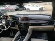 ✅ 2017 BMW X6 xDrive50i • VIN: 5UXKU6C37H0W38696 • Lot: 65710212. Wystawiony na Copart z przebiegiem 48 424 mil. Bezpłatny archiwum sprzedaży aukcyjnych z USA i szczegółowy raport historii pojazdu na DreamBid. Zdjęcie 9.