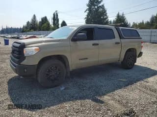 ✅ 2017 Toyota Tundra SR5 • VIN: 5TFEW5F10HX218458 • Лот: 70332495. Опубликован ранее на Copart с пробегом 142 765 миль. Бесплатный доступ к архиву аукционных продаж из США и подробный отчёт об истории автомобиля на DreamBid. Изображение 1.