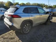 ✅ 2022 Toyota Corolla Cross XLE • VIN: 7MUDAABG2NV009288 • Lot: 82451245. Wystawiony na Copart z przebiegiem Nie podano. Bezpłatny archiwum sprzedaży aukcyjnych z USA i szczegółowy raport historii pojazdu na DreamBid. Zdjęcie 3.