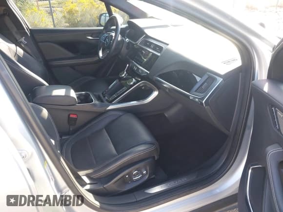 ✅ 2020 Jaguar I-Pace SE • VIN: SADHC2S13L1F80538 • Lot: 43315996. Wystawiony na IAAI z przebiegiem 47 900 mil. Bezpłatny archiwum sprzedaży aukcyjnych z USA i szczegółowy raport historii pojazdu na DreamBid. Zdjęcie 5.