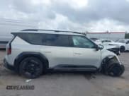 ✅ 2024 Kia EV9 GT-Line • VIN: KNDAEFS58R6038376 • Lot: 40792514. Wystawiony na IAAI z przebiegiem 5 677 mil. Bezpłatny archiwum sprzedaży aukcyjnych z USA i szczegółowy raport historii pojazdu na DreamBid. Zdjęcie 13.