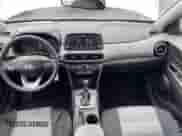 2019 Hyundai Kona SE с VIN KM8K12AA9KU266794, выставлен на аукционе Copart как лот 43103713 с пробегом 84 156 миль миль и . История ставок и продаж доступна на DreamBid. Изображение 9.