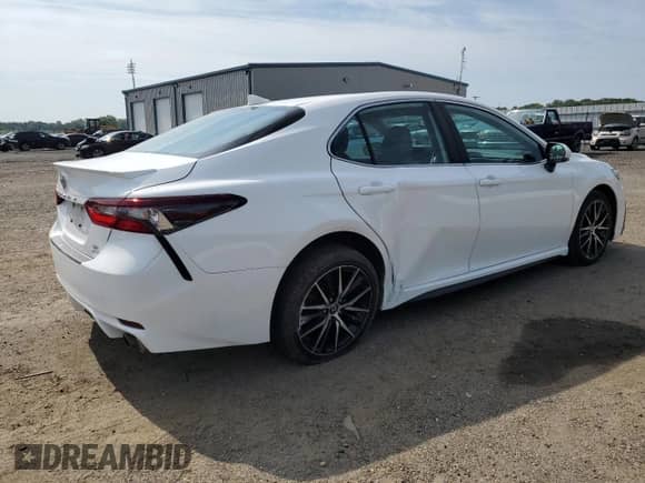 2022 Toyota Camry SE с VIN 4T1T11BK0NU067532, выставлен на аукционе Copart как лот 62835825 с пробегом 69 987 миль миль и Списание • Salvage title. История ставок и продаж доступна на DreamBid. Изображение 3.