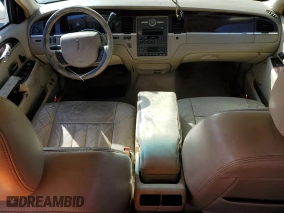 ✅ 2006 Lincoln Town Car Signature • VIN: 1LNHM81W86Y647017 • Лот: 85908655. Опубликован ранее на Copart с пробегом 216 405 миль. Бесплатный доступ к архиву аукционных продаж из США и подробный отчёт об истории автомобиля на DreamBid. Изображение 8.