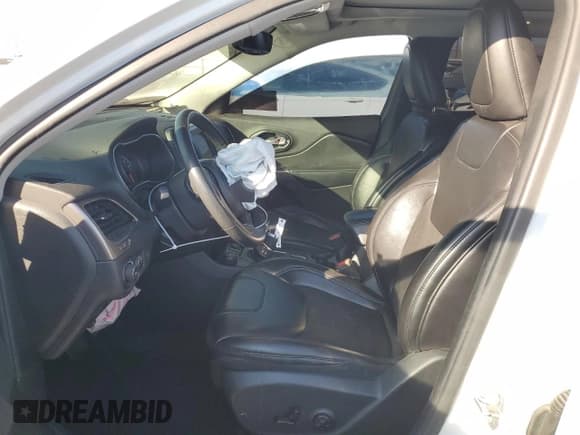 ✅ 2019 Jeep Cherokee Altitude • VIN: 1C4PJMLX8KD398775 • Lot: 85402575. Wystawiony na Copart z przebiegiem 71 503 mil. Bezpłatny archiwum sprzedaży aukcyjnych z USA i szczegółowy raport historii pojazdu na DreamBid. Zdjęcie 7.