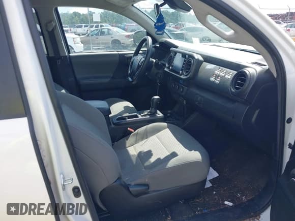 ✅ 2021 Toyota Tacoma SR • VIN: 3TYAX5GN7MT033552 • Lot: 43068415. Wystawiony na IAAI z przebiegiem 83 512 mil. Bezpłatny archiwum sprzedaży aukcyjnych z USA i szczegółowy raport historii pojazdu na DreamBid. Zdjęcie 5.