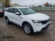 ✅ 2022 Kia Sorento LX • VIN: 5XYRGDLC0NG099534 • Lot: 90275815. Wystawiony na Copart z przebiegiem 36 046 mil. Bezpłatny archiwum sprzedaży aukcyjnych z USA i szczegółowy raport historii pojazdu na DreamBid. Zdjęcie 4.