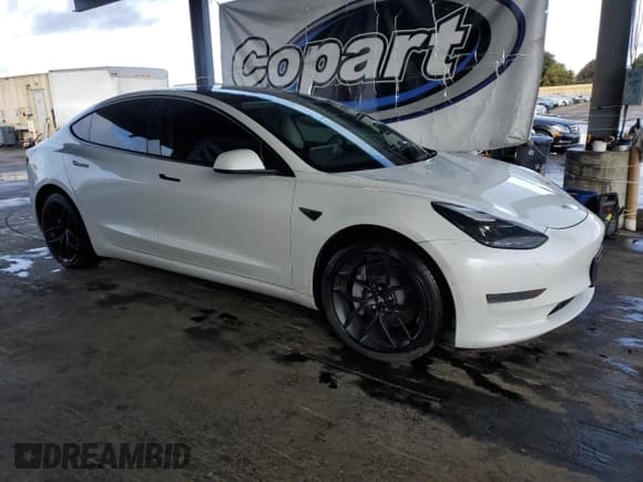 ✅ 2022 Tesla Model 3 • VIN: 5YJ3E1EA6NF298598 • Lot: 81917005. Wystawiony na Copart z przebiegiem 31 030 mil. Bezpłatny archiwum sprzedaży aukcyjnych z USA i szczegółowy raport historii pojazdu na DreamBid. Zdjęcie 4.