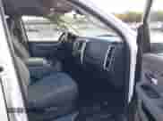 2017 Ram 1500 SLT z VIN 1C6RR6GG4HS676025, wystawiony jako IAAI lot #43585212 z przebiegiem 95 645 mil mil oraz . Historia ofert i sprzedaży dostępna na DreamBid. Obrazek 5.