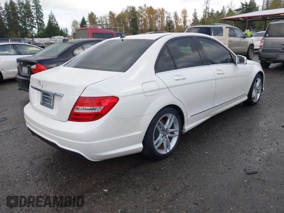 ✅ 2013 Mercedes-Benz C 250 Sport • VIN: WDDGF4HB6DR275664 • Лот: 43646926. Опубликован ранее на IAAI с пробегом 71 698 миль. Бесплатный доступ к архиву аукционных продаж из США и подробный отчёт об истории автомобиля на DreamBid. Изображение 4.