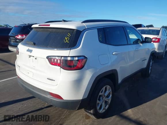 2024 Jeep Compass Latitude z VIN 3C4NJDBN9RT166889, wystawiony jako IAAI lot #43446908 z przebiegiem 27 760 mil mil oraz . Historia ofert i sprzedaży dostępna na DreamBid. Obrazek 4.