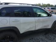 ✅ 2018 Jeep Cherokee Trailhawk • VIN: 1C4PJMBX3JD533323 • Lot: 42450626. Listed on IAAI with 123,174 mi. Free auction sales archive from the USA and detailed vehicle history report at DreamBid. Image 6.