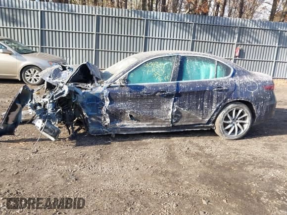 ✅ 2017 Alfa Romeo Giulia Ti • VIN: ZARFAEEN6H7549171 • Лот: 41398169. Опубликован ранее на IAAI с пробегом 94 044 миль. Бесплатный доступ к архиву аукционных продаж из США и подробный отчёт об истории автомобиля на DreamBid. Изображение 14.