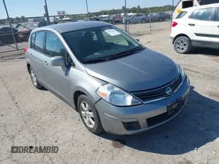 ✅ 2012 Nissan Versa S • VIN: 3N1BC1CP9CK801573 • Lot: 43251441. Wystawiony na IAAI z przebiegiem 136 411 mil. Bezpłatny archiwum sprzedaży aukcyjnych z USA i szczegółowy raport historii pojazdu na DreamBid. Zdjęcie 1.
