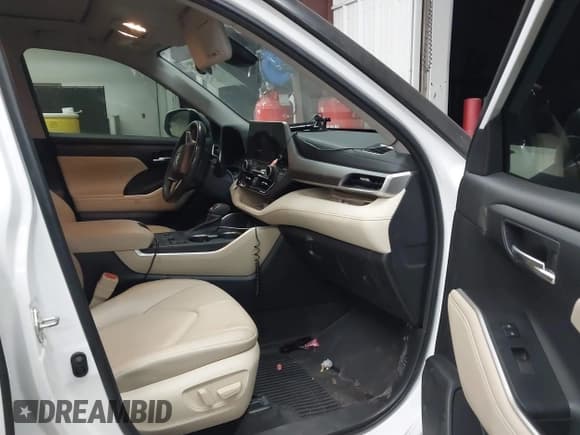 ✅ 2023 Toyota Highlander Platinum • VIN: 5TDKDRAH6PS003112 • Lot: 43111925. Wystawiony na IAAI z przebiegiem 33 641 mil. Bezpłatny archiwum sprzedaży aukcyjnych z USA i szczegółowy raport historii pojazdu na DreamBid. Zdjęcie 5.