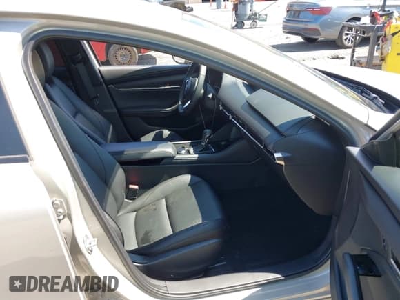 ✅ 2025 Mazda 3 S Preferred • VIN: JM1BPACM8S1777631 • Lot: 43062733. Wystawiony na IAAI z przebiegiem 7 507 mil. Bezpłatny archiwum sprzedaży aukcyjnych z USA i szczegółowy raport historii pojazdu na DreamBid. Zdjęcie 5.