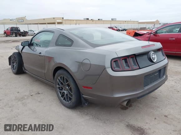✅ 2014 Ford Mustang V6 • VIN: 1ZVBP8AM2E5288857 • Lot: 43667786. Wystawiony na IAAI z przebiegiem 125 713 mil. Bezpłatny archiwum sprzedaży aukcyjnych z USA i szczegółowy raport historii pojazdu na DreamBid. Zdjęcie 3.