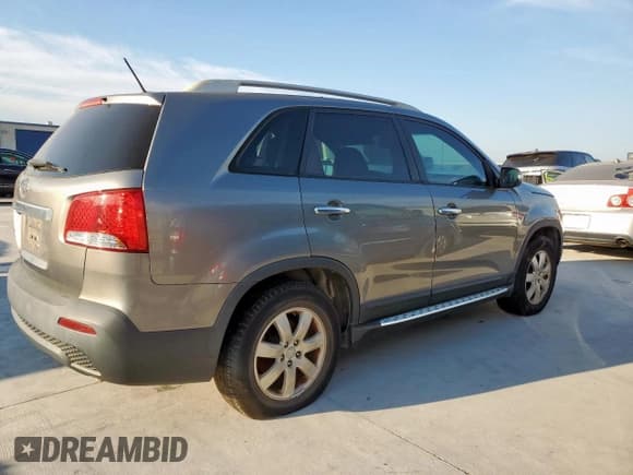 ✅ 2012 Kia Sorento LX • VIN: 5XYKT4A64CG285097 • Lot: 85387675. Listed on Copart with 172,535 mi. Free auction sales archive from the USA and detailed vehicle history report at DreamBid. Image 3.