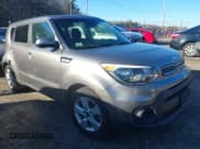 ✅ 2018 Kia Soul • VIN: KNDJN2A2XJ7621739 • Lot: 43831252. Wystawiony na IAAI z przebiegiem 89 980 mil. Bezpłatny archiwum sprzedaży aukcyjnych z USA i szczegółowy raport historii pojazdu na DreamBid. Zdjęcie 1.