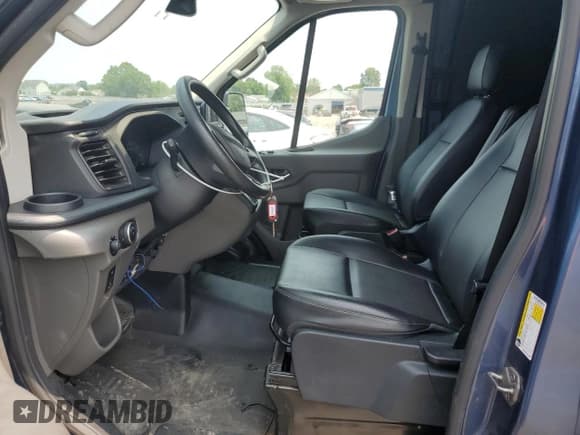 ✅ 2023 Ford Transit Cargo • VIN: 1FTBR2C8XPKA16703 • Lot: 60164215. Wystawiony na Copart z przebiegiem 75 620 mil. Bezpłatny archiwum sprzedaży aukcyjnych z USA i szczegółowy raport historii pojazdu na DreamBid. Zdjęcie 7.