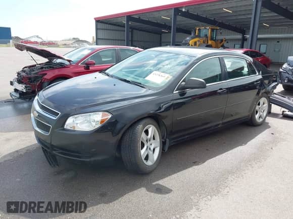 2012 Chevrolet Malibu 1LS z VIN 1G1ZB5E03CF253296, wystawiony jako IAAI lot #43278369 z przebiegiem 144 163 mil mil oraz . Historia ofert i sprzedaży dostępna na DreamBid. Obrazek 2.