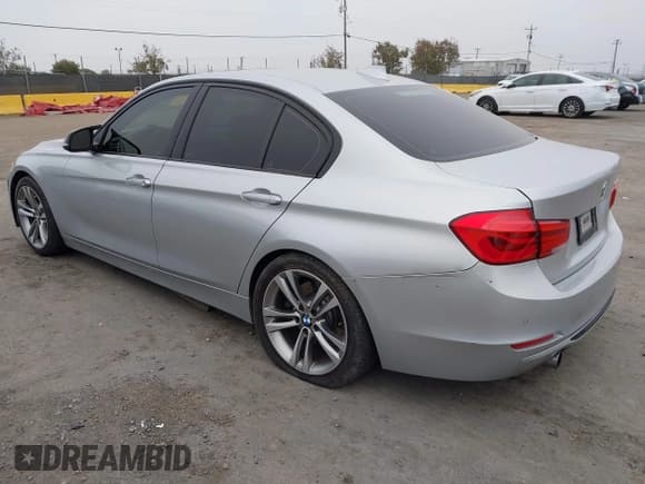 ✅ 2015 BMW 3 Series 335i • VIN: WBA3A9C58FK472544 • Лот: 43796913. Опубликован ранее на IAAI с пробегом 111 298 миль. Бесплатный доступ к архиву аукционных продаж из США и подробный отчёт об истории автомобиля на DreamBid. Изображение 3.