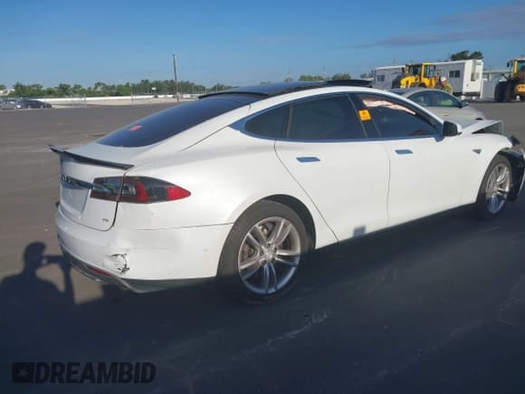 ✅ 2016 Tesla Model S 70 • VIN: 5YJSA1E15GF130672 • Lot: 43230736. Wystawiony na IAAI z przebiegiem 122 992 mil. Bezpłatny archiwum sprzedaży aukcyjnych z USA i szczegółowy raport historii pojazdu na DreamBid. Zdjęcie 4.