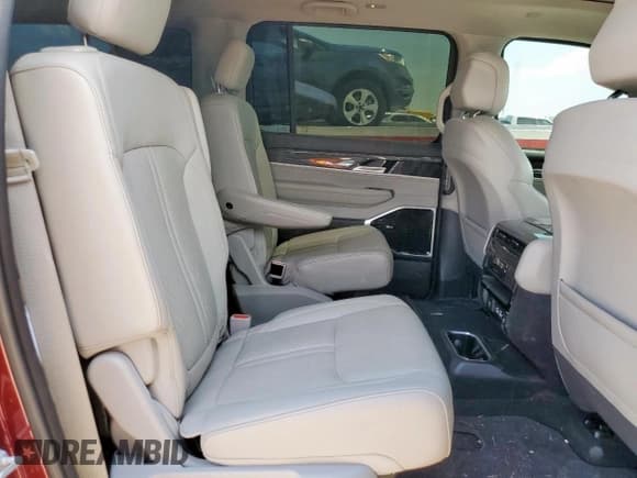 ✅ 2022 Jeep Wagoneer Series III • VIN: 1C4SJUDT6NS118082 • Лот: 67743375. Опубликован ранее на Copart с пробегом 45 306 миль. Бесплатный доступ к архиву аукционных продаж из США и подробный отчёт об истории автомобиля на DreamBid. Изображение 11.