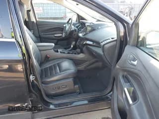 ✅ 2018 Ford Escape Titanium • VIN: 1FMCU9J9XJUB44244 • Lot: 43796902. Wystawiony na IAAI z przebiegiem 62 393 mil. Bezpłatny archiwum sprzedaży aukcyjnych z USA i szczegółowy raport historii pojazdu na DreamBid. Zdjęcie 5.