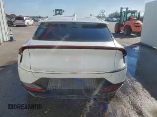 ✅ 2023 Kia EV6 Wind • VIN: KNDC34LA1P5606260 • Lot: 94031345. Wystawiony na Copart z przebiegiem 52 969 mil. Bezpłatny archiwum sprzedaży aukcyjnych z USA i szczegółowy raport historii pojazdu na DreamBid. Zdjęcie 6.