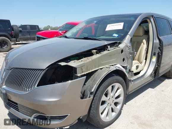 ✅ 2016 Lincoln MKT EcoBoost • VIN: 2LMHJ5AT9GBL01039 • Lot: 42860808. Wystawiony na IAAI z przebiegiem 124 787 mil. Bezpłatny archiwum sprzedaży aukcyjnych z USA i szczegółowy raport historii pojazdu na DreamBid. Zdjęcie 6.